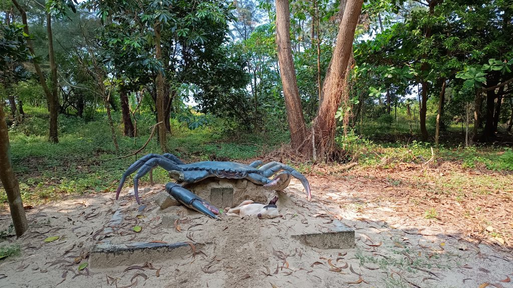 broken crab sculpture at tannirbhavi tree park