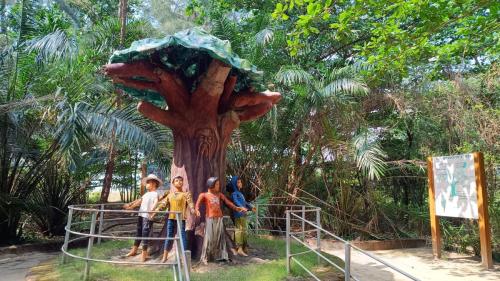 people protecting tree sculptor