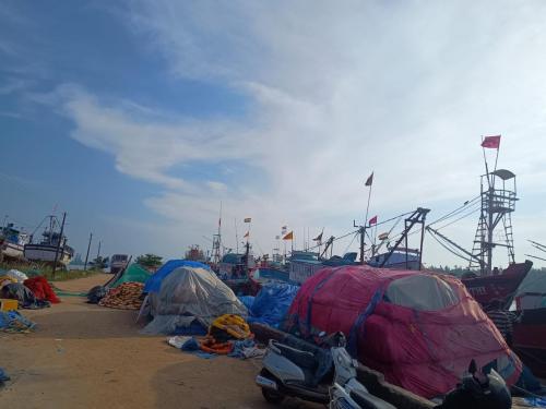 fishing_boats_nears_boloor_ferry_terminal[1]