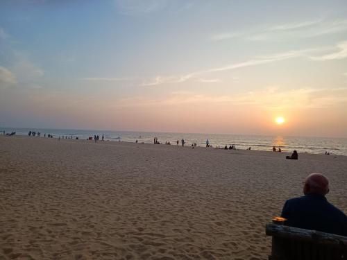 tannirbhavi_beach_mangalore_people_enjoying_before_sunset[1]